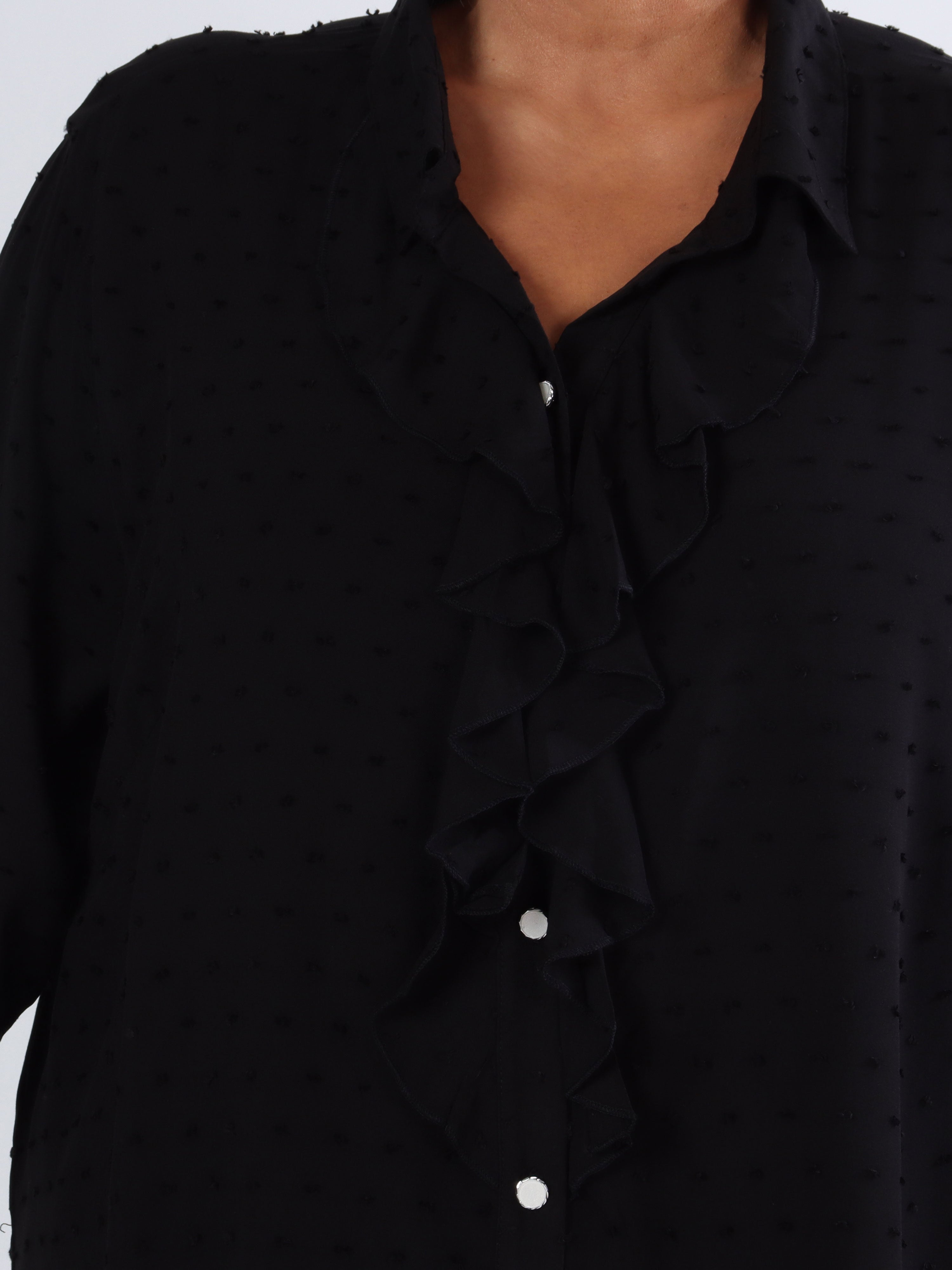 Zandra - Plus size skjorte med flæse og prikket detaljer